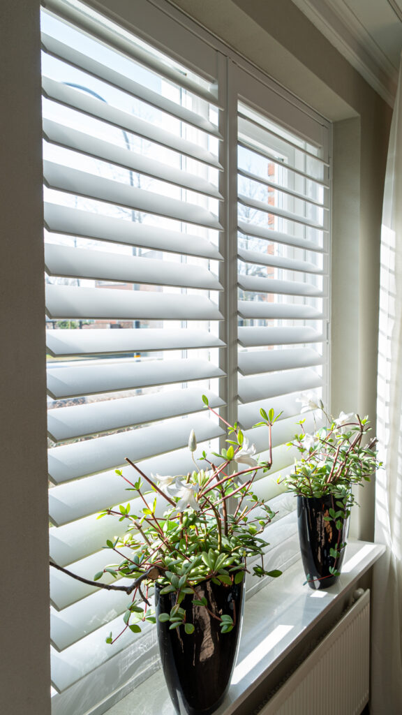 Houten lamellen raambekleding van Abma zonwering